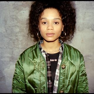 Musikerin Yael schaut frontal in die Kamera (Foto: Laura Kaczmarek)