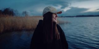 Luna steht am Ufer. Sie hat einen großen Hoodie und eine Cap an. (Foto: Pressefoto/Luna)