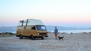 Ein VW LT von 1977 steht am Strand. (Foto: Julia/per WhatsApp eingereicht)