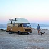 Ein VW LT von 1977 steht am Strand. (Foto: Julia/per WhatsApp eingereicht)