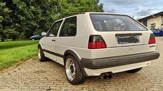 Ein weißer VW Golf von 1989 steht auf einem Parkplatz. (Foto: Annalena/per Whatsapp reingeschickt)