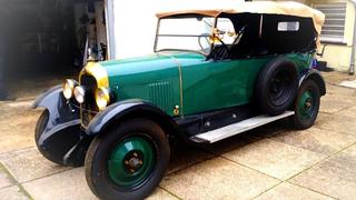 Ein schwarz-grüner Oldtimer mit einem goldenen Dach. (Foto: Tanja/per Whatsapp reingeschickt)