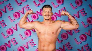 Nico lacht in die Kamera und zeigt seine trainierten Arme. (Foto: Pressefoto/Love Island)