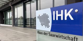 Das Schild der Industrie und Handelskammer des Saarlandes. (Foto: SR)