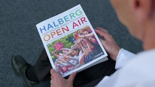 Mann hält Buch: "Halberg Open Air - Geschichte eines Festivals" (Foto: SR)
