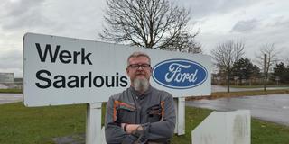 Michael Peters. Im Hintergrund das Schild des Fordwerkes Saarlouis (Foto: SR / Halim Hosny)