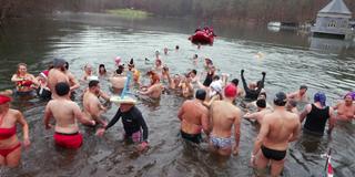 Neujahrsschwimmen am Itzenplitzer Weiher in Heiligenwald (Foto: SR)