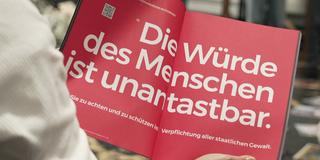 Zeitschriftendoppelseite: "Die Würde des Menschen ist unantastbar." (Foto: SR)