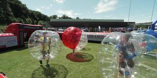 Kinder spielen Bubble-Soccer beim Saar-Sport-Tag an der Sporthochschule (Foto: SR)