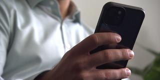 Mann schaut auf Handy (Foto: SR)