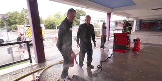 Ein Schüler lernt, wie man ein Feuer löscht (Foto: SR)