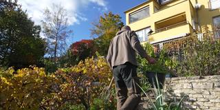 Mann bei der Gartenarbeit (Foto: SR)