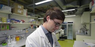 Doktorand und Mikrobiologe Felix Deschner des Helmholtz-Instituts für Pharmazeutische Forschung Saarland (HIPS) (Foto: SR)