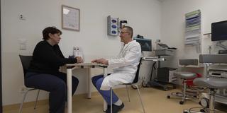 Arzt im Gespräch mit einer Patientin im Behandlungszimmer (Foto: SR)