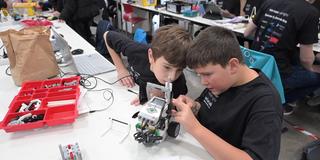 Zwei Schüler tüfteln bei HTW-Robonight um den besten Lego-Roboter (Foto: SR)