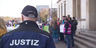 Justizbeschäftigte demonstrieren vor Landtag (Foto: SR)