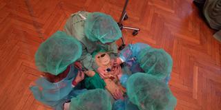 Kinder operieren einen Teddybären (Foto: SR)