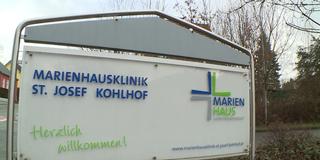 Schild der Marienhausklinik in Neunkirchen  (Foto: SR)