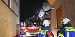 Einsatzkräfte der Feuerwehr löschen einen Wohnhausbrand in Schiffweiler. (Foto: Brandon Lee Posse)