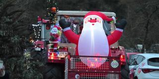Aufgeblasener Weihnachtsmann auf einem Traktor (Foto: SR)