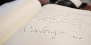 Eintrag von Andreas Waschburger im goldenen Buch der Stadt Saarbrücken (Foto: SR)