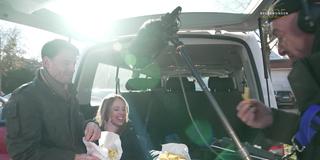 SR-Reporterin Julia Lehmann und Team beim Mittagessen (Foto: SR)