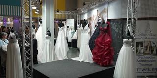 Hochzeitskleider auf der Hochzeitsmesse "Trau" in Saarbrücken (Foto: SR)