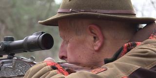 Ein Jäger an seinem Gewehr (Foto: SR)