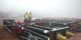 Teile eines Windrades, welches zum Transport bereitgemacht wird  (Foto: SR Fernsehen)