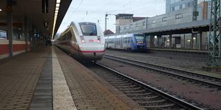 Ein ICE fährt in einen Bahnhof ein (Foto: SR)