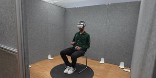 Ein HTW-Student bereitet sich in einem virtuellen Trainingszentrum auf eine Präsentation vor (Foto: SR)