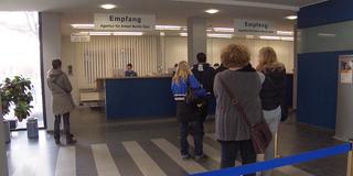 Menschen stehen in einer Behörde in der Schlange (Foto: SR)