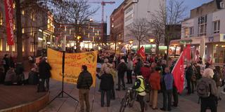 FriedensNetz Saar gibt eine Kundgebung zur Lage im Iran (Foto: SR)