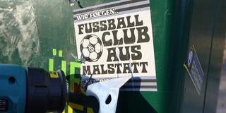 Sticker von einem Fußballclub an einer Wand (Foto: SR)