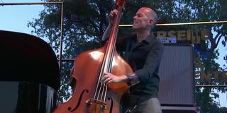 Ein Mann spielt Kontrabass (Foto: SR)