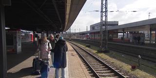 Menschen stehen an einem Gleis (Foto: SR)