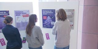 Schüler besuchen die Wanderausstellung "Gemeinsam gegen Sexismus" (Foto: SR)