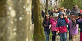 Kinder tragen ein Kreuz auf dem Kreuzweg in Berus an Karfreitag  (Foto: SR)