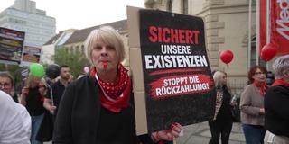 Friseure demonstrieren wegen Corona-Hilfen-Rückzahlung vor der Europagalerie (Foto: SR)