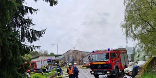 Feuerwehrleute beim Löschen eines Strohballenbrandes in Losheim-Wahlen (Foto: SR)