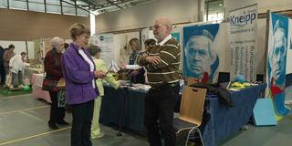 Mann macht Übungen auf der Seniorenmesse (Foto: SR)