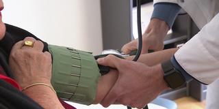 Patientin wird von einem Hausarzt untersucht (Foto: SR)