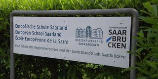 Schild mit der Aufschrift Europäische Schule Saarland (Foto: SR)