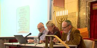 Menschen lesen in einer Synagoge aus einem Buch vor (Foto: SR)