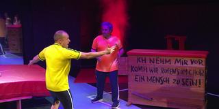Schaupieler  Kinder-und Jugendtheater Überzwerg bei der Premiere von  "Pfff … eine einfache Übung zum Umgang mit Feuer“ (Foto: SR)