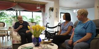 Werner und Ruth Recktenwald und eine Beraterin Sabine Fuchs vom Pflegestützpunk (Foto: SR)
