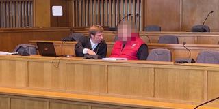 Angeklagter (Verpixelt) mit seinem Verteidiger im Landgericht (Foto: SR)
