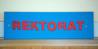 Ein Schild mit der Aufschrift «Rektorat» hängt in einer Grundschule über einer Tür (Foto: picture alliance/dpa | Marijan Murat)