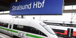 Ein ICE hält im Bahnhof Stralsund (Foto: picture alliance/dpa | Stefan Sauer)