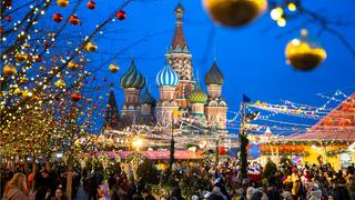 Weihnachtsmarkt in Moskau im Hintergrund die Basilius-Kathedrale (Foto: picture alliance/dpa/AP | Pavel Golovkin)